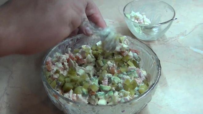 Олів'є з авокадо і куркою, з сьомгою і вегетаріанський рецепт
