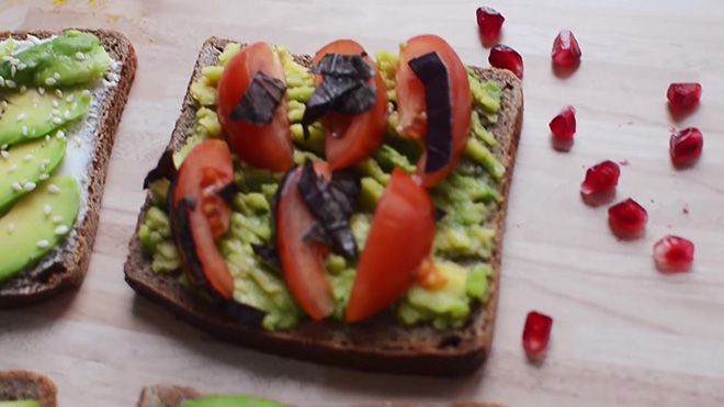 Тост з авокадо: з яйцем пашот, пікантні рецепти на сніданок