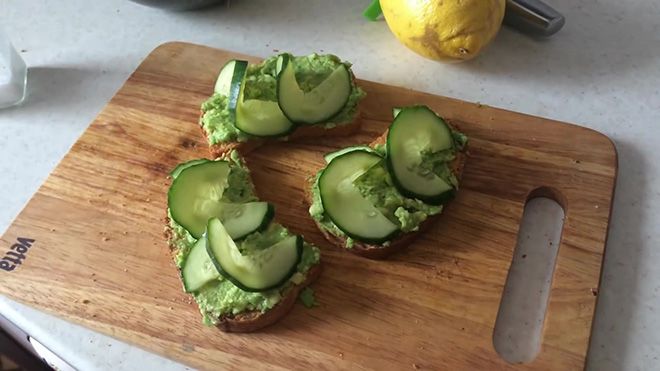 Тост з авокадо: з яйцем пашот, пікантні рецепти на сніданок