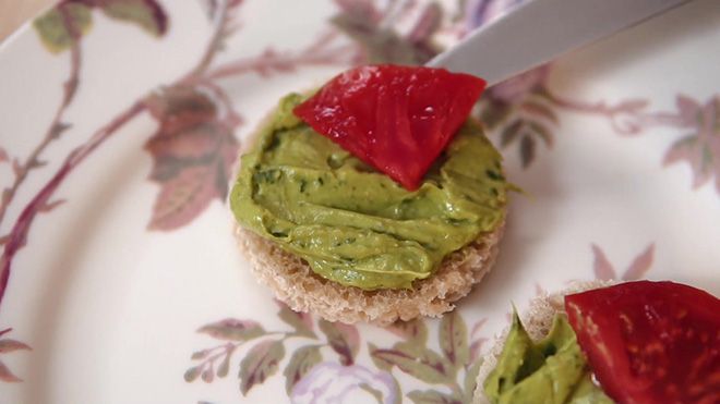 Тост з авокадо: з яйцем пашот, пікантні рецепти на сніданок