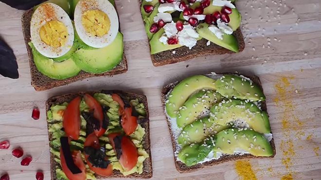 Тост з авокадо: з яйцем пашот, пікантні рецепти на сніданок