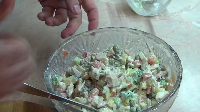 Олів'є з авокадо і куркою, з сьомгою і вегетаріанський рецепт