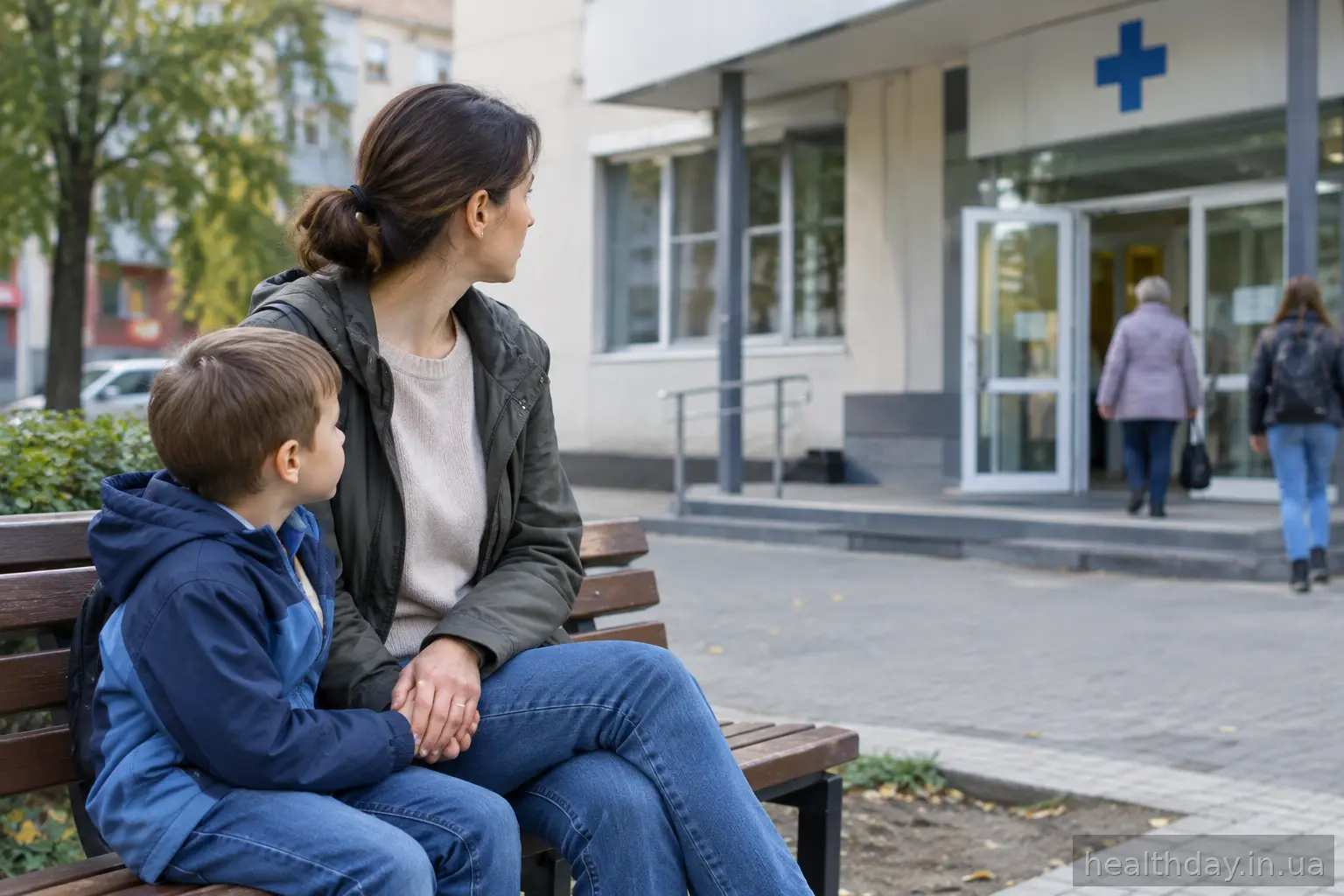 Жінка з дитиною біля входу до медичного закладу після укусу собаки
