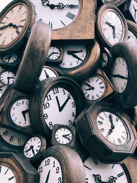 Значення 04:04 на годиннику в різних ситуаціях Значение 04:04 на часах в разных ситуациях