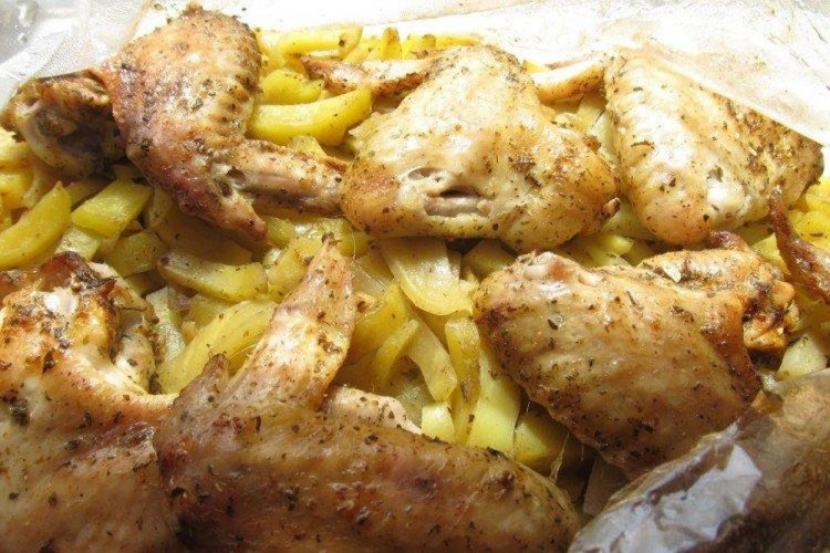 15 найкращих рецептів курячих крилець з картоплею в духовці