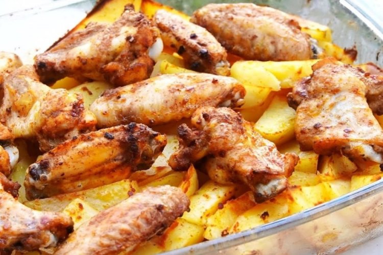 15 найкращих рецептів курячих крилець з картоплею в духовці