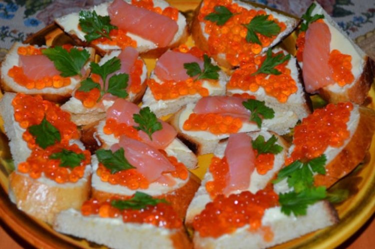 20 бутербродів з червоною ікрою, від яких гості будуть у захваті