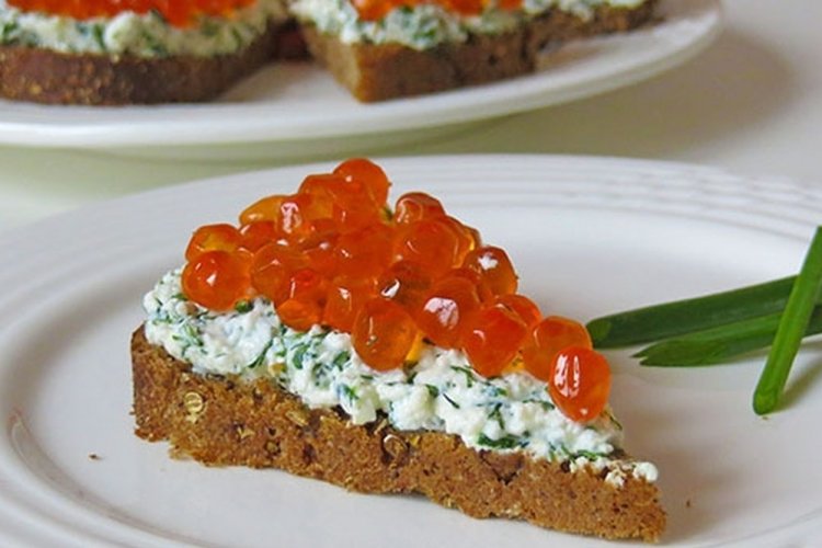 20 бутербродів з червоною ікрою, від яких гості будуть у захваті