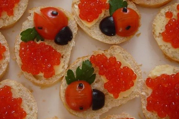 20 бутербродів з червоною ікрою, від яких гості будуть у захваті