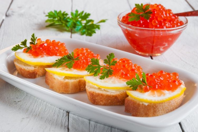 20 бутербродів з червоною ікрою, від яких гості будуть у захваті