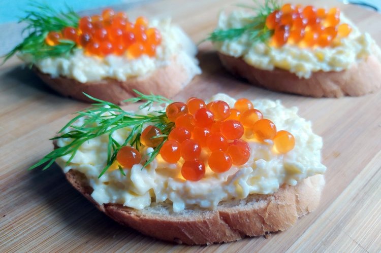 20 бутербродів з червоною ікрою, від яких гості будуть у захваті