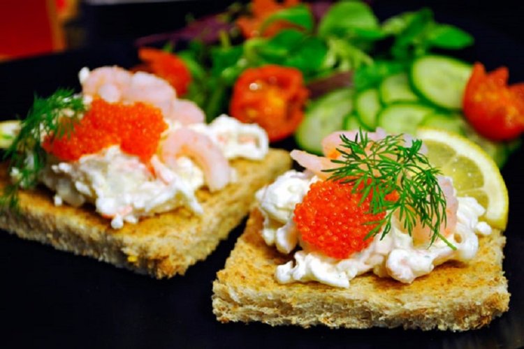20 бутербродів з червоною ікрою, від яких гості будуть у захваті