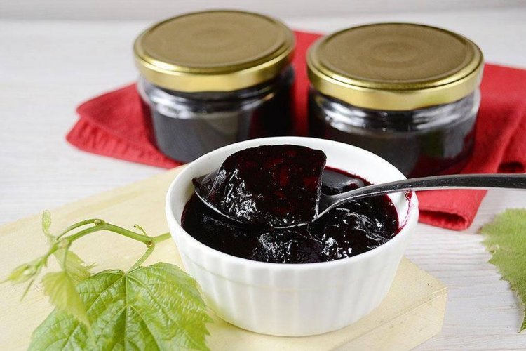20 швидких рецептів желе із чорної смородини на зиму