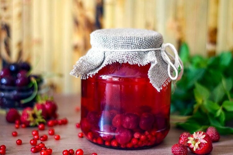 20 простих рецептів компоту з вишні з кісточками на зиму