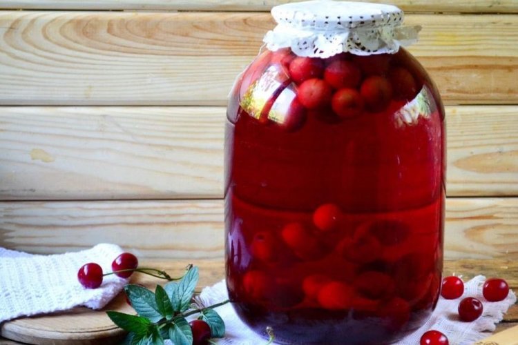 20 простих рецептів компоту з вишні з кісточками на зиму
