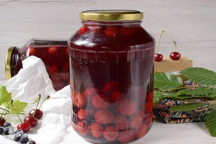 20 простих рецептів компоту з вишні з кісточками на зиму