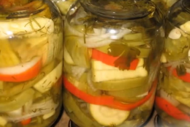 12 незрівнянних салатів з кабачків та помідорів на зиму.