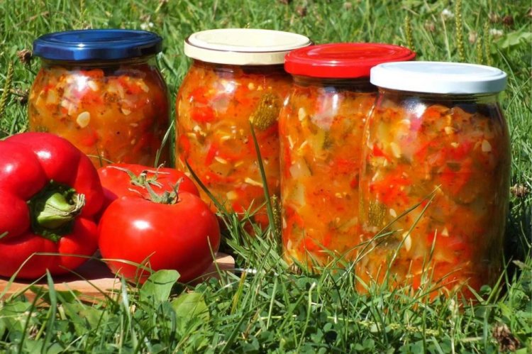 12 незрівнянних салатів з кабачків та помідорів на зиму.