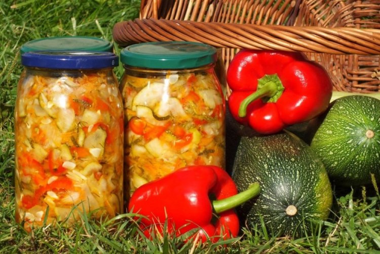 12 незрівнянних салатів з кабачків та помідорів на зиму.