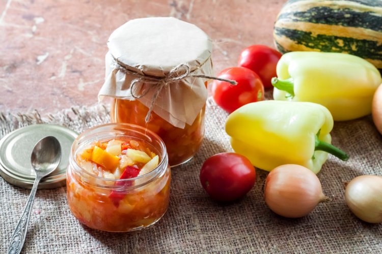 12 незрівнянних салатів з кабачків та помідорів на зиму.