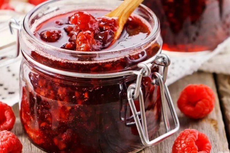12 швидких рецептів варення з малини без варіння