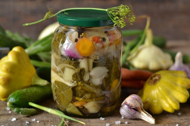 12 простих салатів з патисонів на зиму