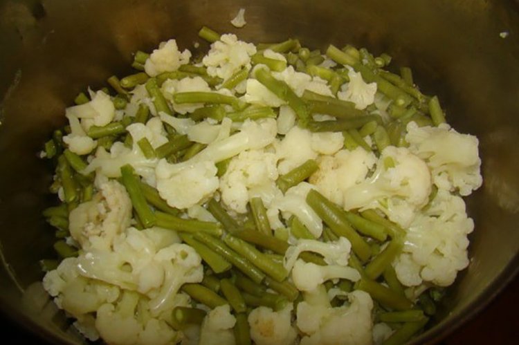 15 найкращих салатів зі стручкової квасолі на зиму