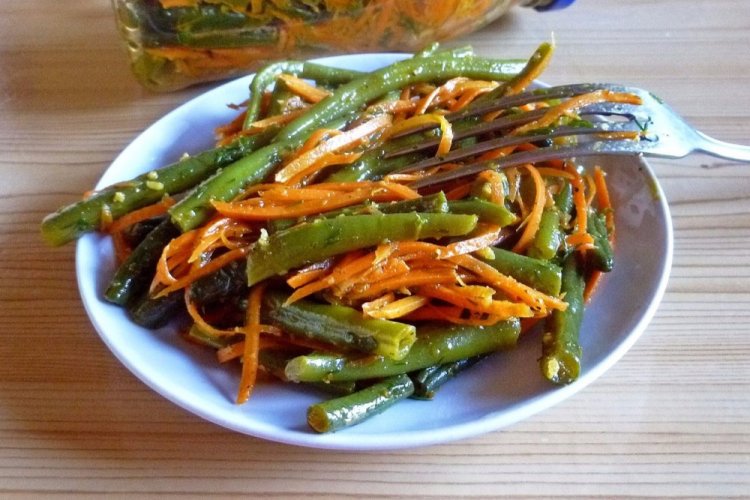 15 найкращих салатів зі стручкової квасолі на зиму