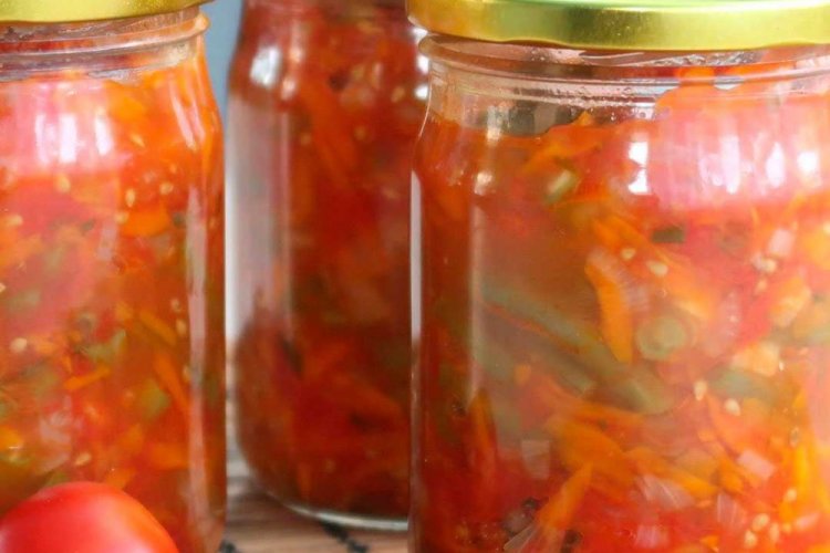 15 найкращих салатів зі стручкової квасолі на зиму