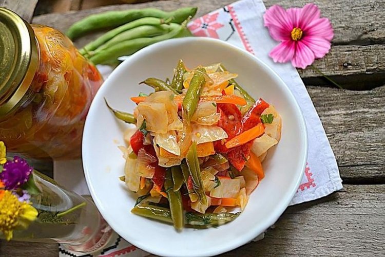 15 найкращих салатів зі стручкової квасолі на зиму