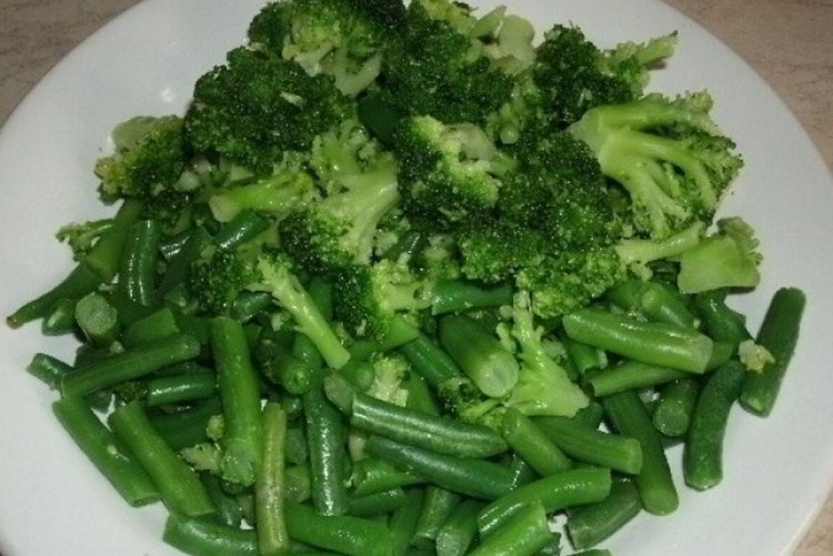 15 найкращих салатів зі стручкової квасолі на зиму