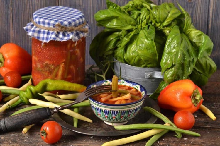 15 найкращих салатів зі стручкової квасолі на зиму