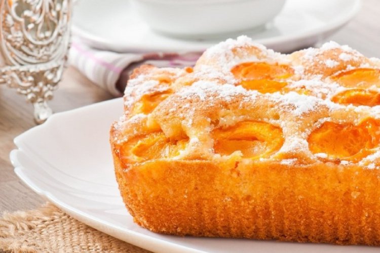 15 простих рецептів шарлотки з персиками