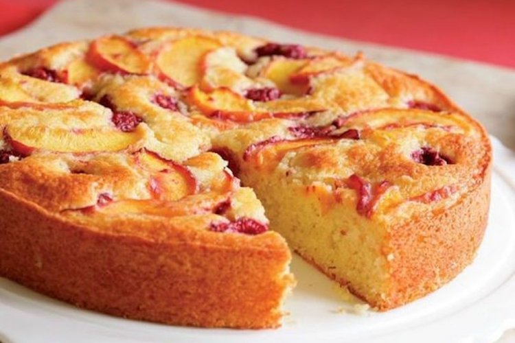 15 простих рецептів шарлотки з персиками