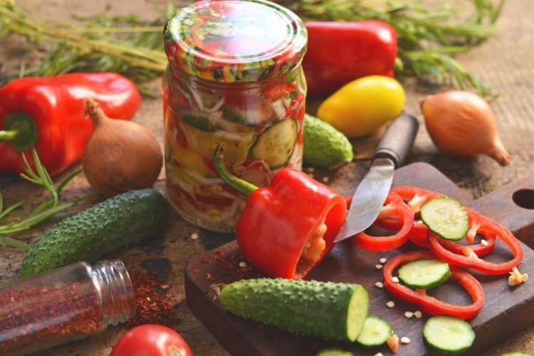 20 відмінних салатів з помідорів та огірків на зиму