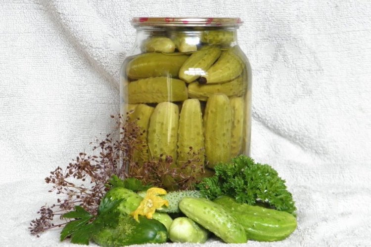 20 простих рецептів, як приготувати огірки по-польськи на зиму
