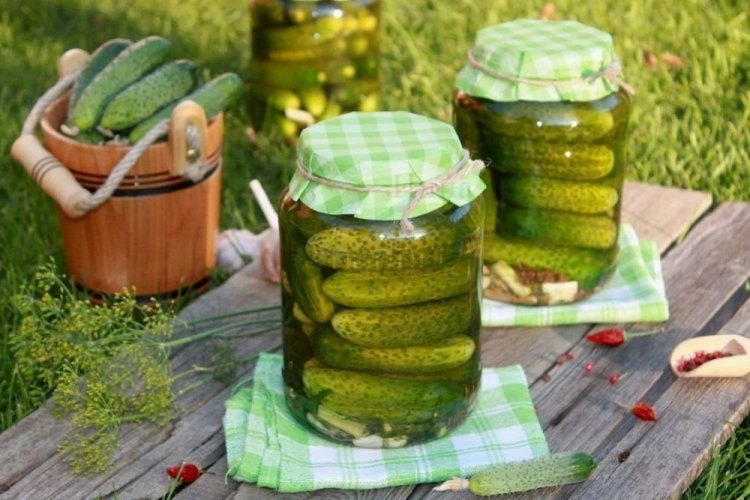 20 простих рецептів, як приготувати огірки по-польськи на зиму