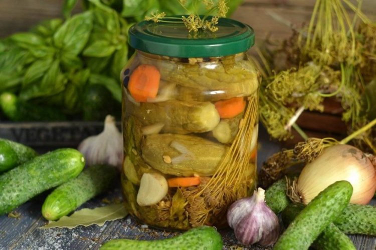 20 простих рецептів, як приготувати огірки по-польськи на зиму