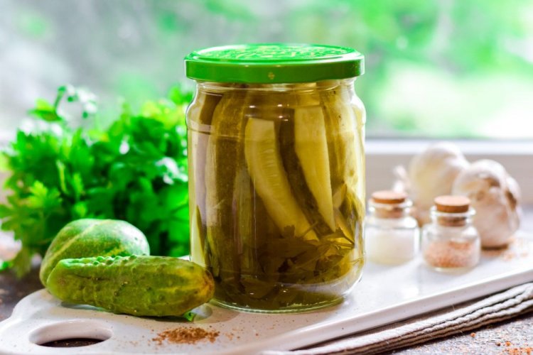 20 простих рецептів, як приготувати огірки по-польськи на зиму