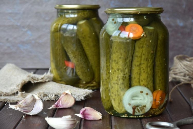 20 простих рецептів, як приготувати огірки по-польськи на зиму