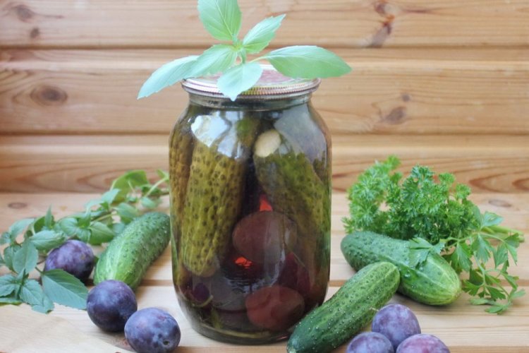 20 простих рецептів, як приготувати огірки по-польськи на зиму