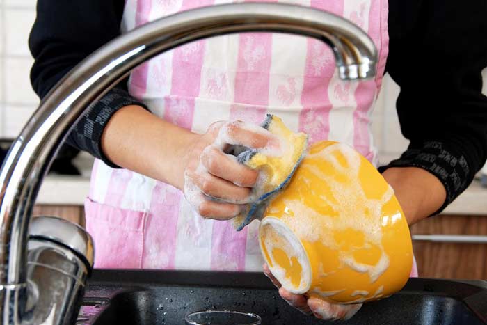 Чому не можна мити посуд у гостях: прикмети в чужому домі