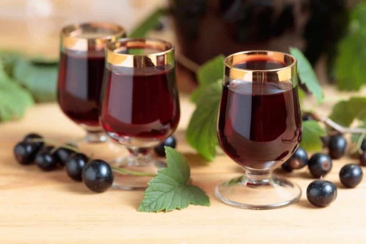 Лікер із чорної смородини: 10 рецептів на будь-який смак