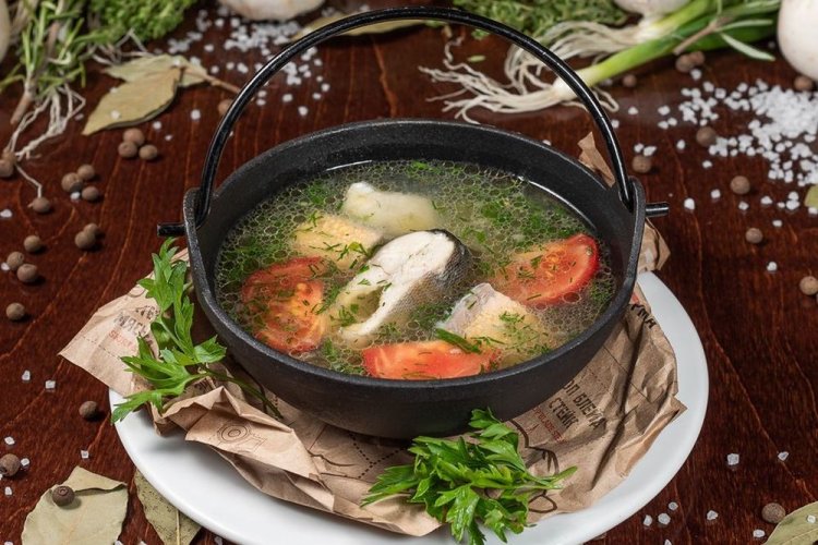 20 простих рецептів юшки на багатті в казані