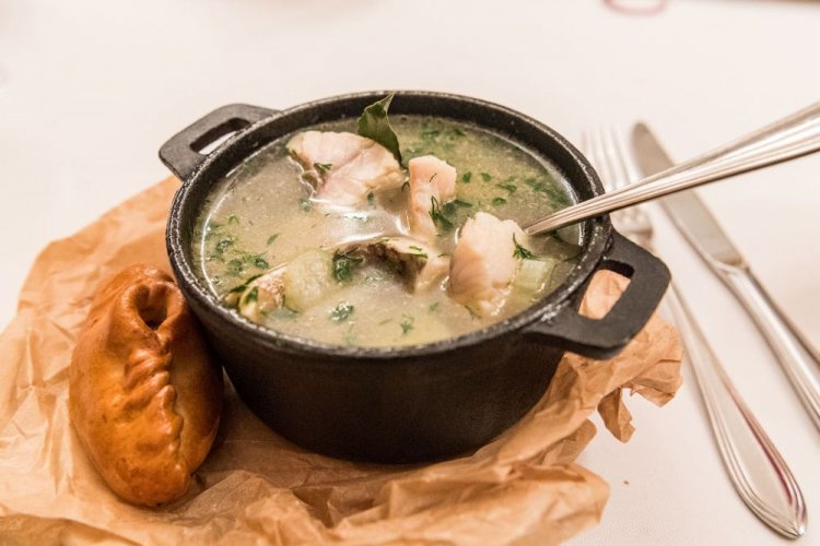 20 простих рецептів юшки на багатті в казані