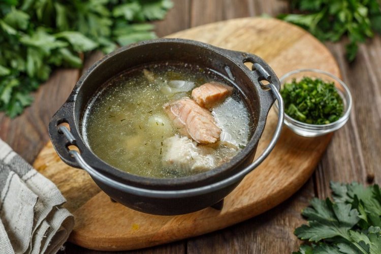 20 простих рецептів юшки на багатті в казані