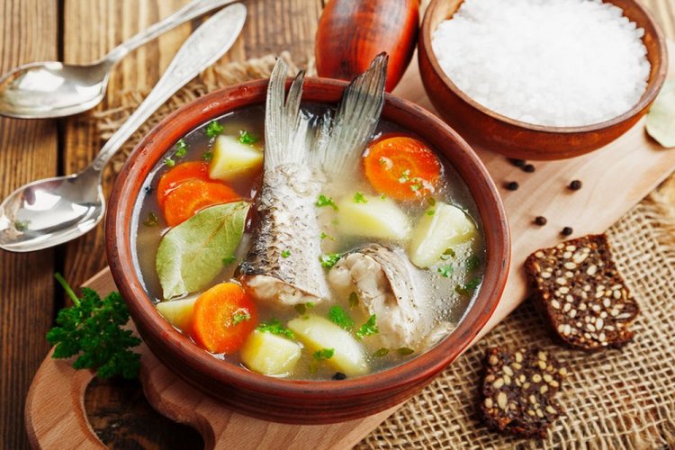 20 простих рецептів юшки на багатті в казані