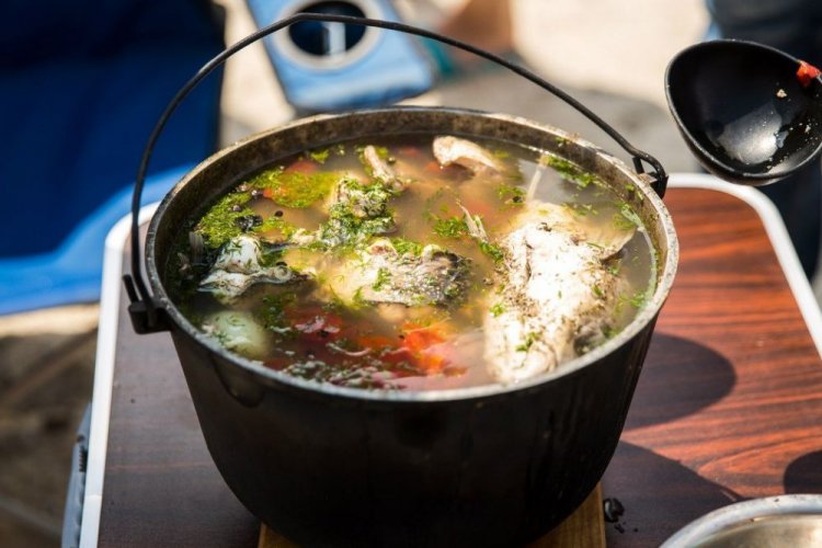 20 простих рецептів юшки на багатті в казані