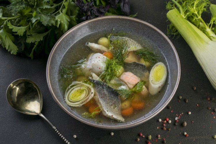 20 простих рецептів юшки на багатті в казані