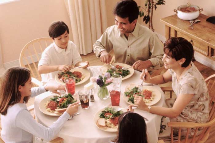 Чому не можна сидіти на столі (на його кутку) дівчині: прикмети